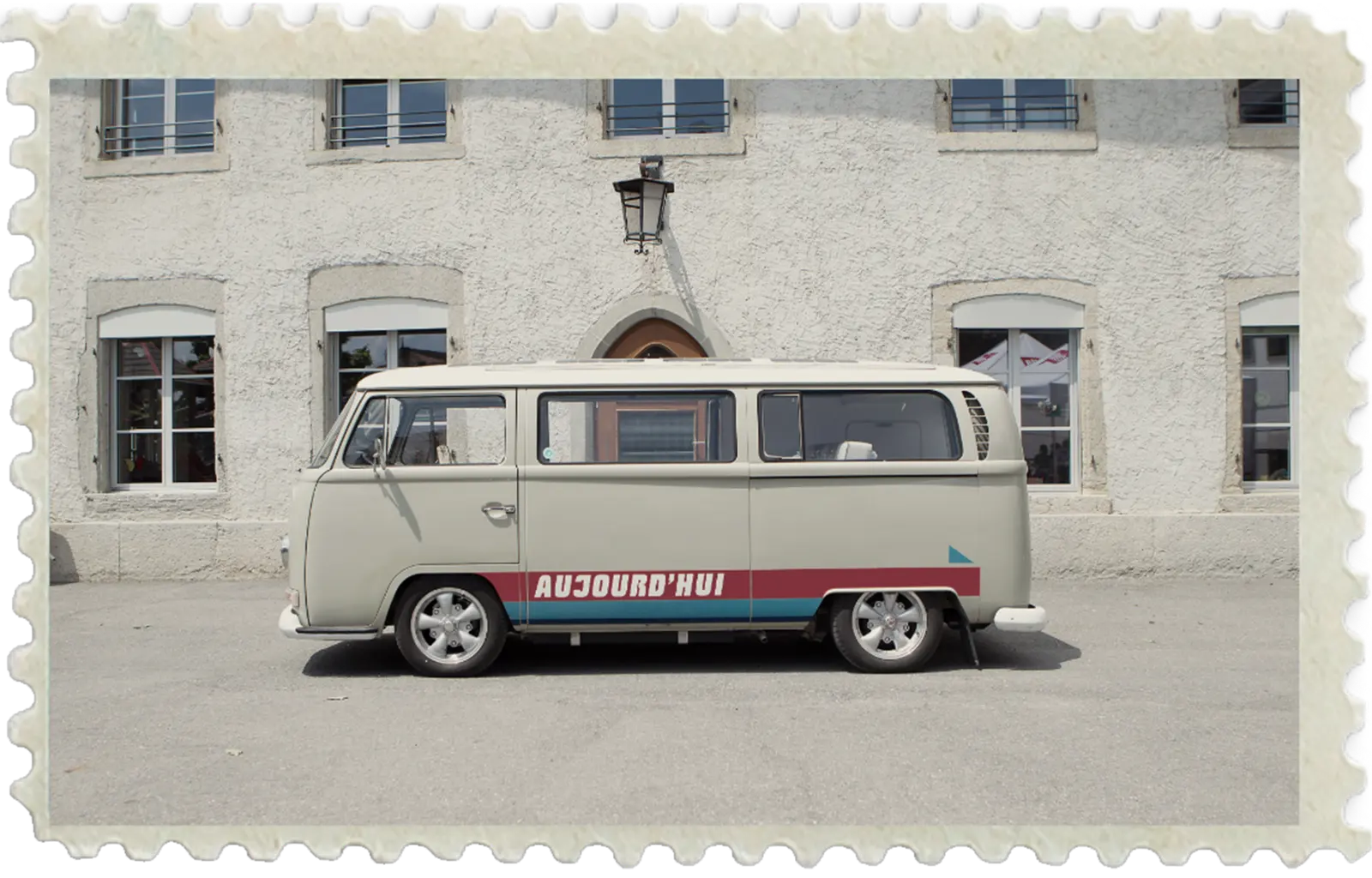 Le combi Volkswagen beige de l’Association Aujourd’hui, marqué « Aujourd’hui » sur le flanc, devant un bâtiment.